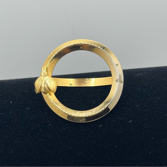 Vintage Signed Giovanni circular 
Gold Tone scarf clip with small fly or bee. - Picture 1 of 5
